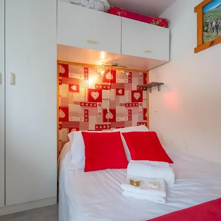 Spacious Slope Front Ski-in And Out Apartment