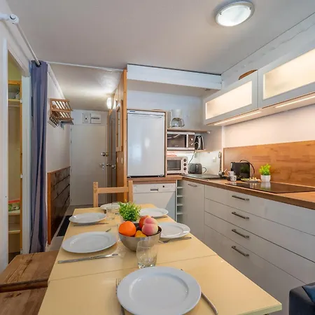 Spacious Slope Front Ski-in And Out